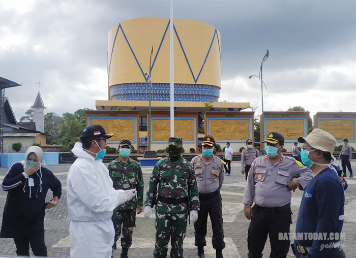 Bupati Bintan Apri Sujadi saat memberikan arahan penyiraman cairan disinfektan di Bintan